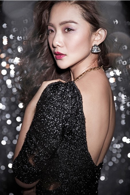 一、时尚自然生活妆速成班、影楼化妆师全能班、时尚单科盘发班、影楼化妆提升班、影楼高级彩妆提升班、各种化妆品工具的运用及化妆品的挑选、化妆五官步骤详解,分析脸型,黄金分割,脸型的矫正和改造、辨认粉底的类别,打粉底的多样手法及眉眼的处理、巧妙利用粉底打出自然立体透明妆的技巧、基本妆面的整体组合、平面妆的化妆手法、立体无痕妆粉底的选用及打法、组合发型的运用和操作、立体无痕彩妆搭配原理、完美立体无痕粉底的选用、讲述各种时尚眼妆的画法。不同风格化妆造型的特点、韩式风格、欧式风格、可爱芭芘造型妆、烟熏妆,中式造型、新