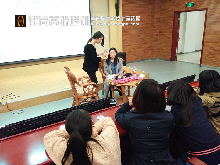 女生不化妆见男生心理_健康化妆美容论文_化妆心理健康